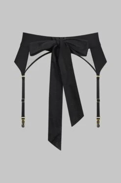 Maison Close Porte-Jarretelles Foulard - Madame Rêve 11 Maison Close Porte-Jarretelles Foulard - Madame Rêve -Luxe Lingerie Soldes 560357 ghost 2 2560x3840 1